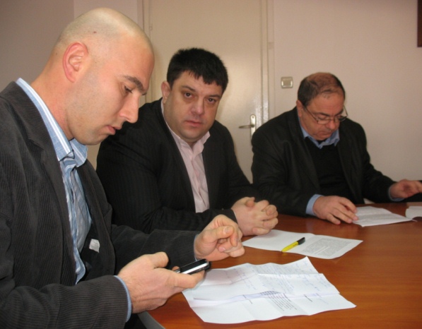 Тишев, Зафиров и Бояджиев (отляво надясно) отправят въпроса си към кмета и областния управител: Ще защитят ли Бургас
